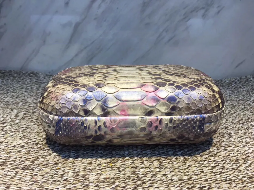 🔥🔥Model No. 8651🔥🔥This elegant clutch bag is one of the most popular handbags in woven bags. It is an interpretation of a classic design that was reintroduced in 2001. Since its launch, the Knot clutch has exhibited exquisite craftsmanship and integrated different styles from low-key to flamboyant. Each new Knot product demonstrates the irresistible and timeless charm of this classic handbag. This luxurious handbag features the signature braided rope buckle and is crafted from rare yellow-ringed forest snake and water snake skins. More charming and luxurious texture. Size: Small 16.5cm